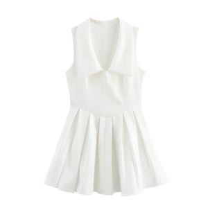 Détail de robe blanche sans manches avec grand col à revers et texture de jupe plissée