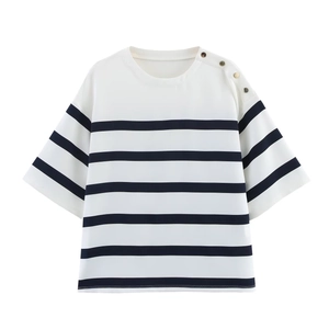 T-shirt femme rayé à manches courtes avec boutons dorés à l'épaule sur fond blanc pur