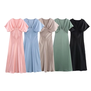Vue détaillée des robes en satin rose, bleu, beige, vert et noir avec col en V chic