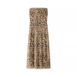 Détail de la robe bustier mi-longue à imprimé léopard, tissu léger et fente latérale