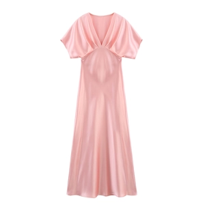 Vue détaillée d'une robe longue en satin rose avec col en V profond et manches bouffantes