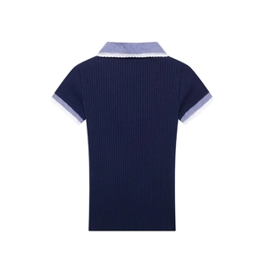 Dettaglio del top in maglia a costine blu navy con colletto a quadretti e pizzo