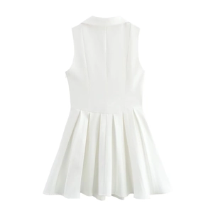 Vue arrière d'une robe blanche sans manches avec jupe plissée et col tailleur élégant