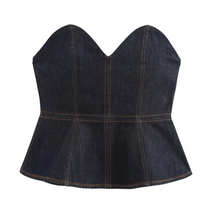 Détail d'un haut bustier en jean bleu foncé à basque avec surpiqûres jaunes et décolleté cœur