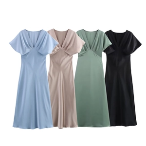 Détail à plat des robes midi en satin de soie à col en V en bleu, champagne et vert