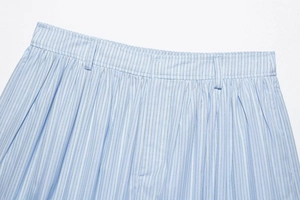 Détail du short à rayures bleu clair montrant la taille élastique et la boucle de ceinture