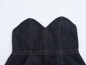 Détail du haut en denim bleu foncé avec décolleté en cœur et coutures contrastées