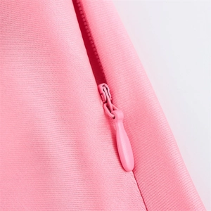 Gros plan sur le tissu rose de la robe avec fermeture éclair invisible de qualité