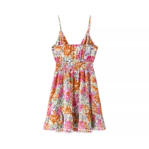 Robe d'été fleurie pour femme avec nœud, dentelle et taille élastique sur fond blanc