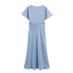 Vue arrière d'une robe longue en satin bleu clair avec manches bouffantes et éclat soyeux