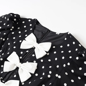 Schwarz-weißes Polka-Dot-Kleid mit großen weißen Schleifen und verdecktem Reißverschluss