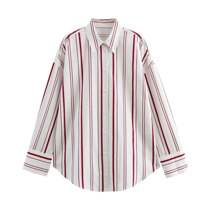 Camisa de popelina para mujer con rayas verticales rojas y diseño de hombros caídos