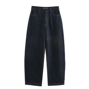 Détail du pantalon en jean indigo à taille haute avec des coutures orange contrastées