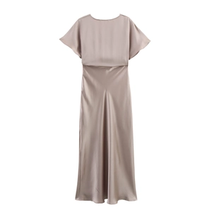 Détail d'une robe longue en satin champagne avec manches bouffantes et texture soyeuse