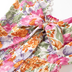 Robe florale avec nœud, bordure en dentelle et détails froncés aux motifs éclatants