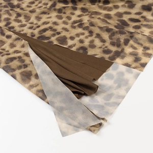 Détail du tissu en résille léopard avec doublure marron pour robe midi d'été