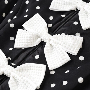 Schwarzes gepunktetes Kleid mit 3D-Schleifen, Perlenverzierung und Rückreißverschluss