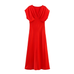 Détail de robe longue rouge à col en V avec plis élégants et texture de soie premium