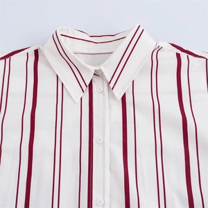 Detalle del cuello y botones de camisa de rayas rojas sobre tela beige de alta calidad
