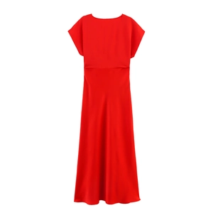 Détail de l'élégante robe longue en satin rouge avec taille haute et texture de manches