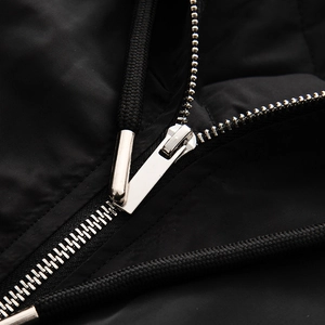 Blouson aviateur noir pour femme avec fermeture éclair argentée et cordon de serrage chic