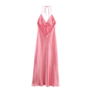 Détail de la robe licou en satin rose montrant le dos nu à lacets et le tissu soyeux