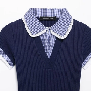 Top in maglia blu scuro con colletto a quadretti, pizzo e scollo a V con design a contrasto