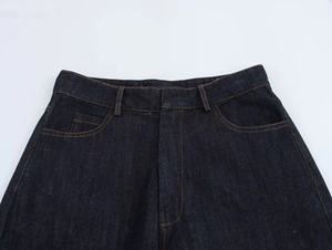 Vue détaillée de la taille en denim indigo foncé avec surpiqûres orange contrastées