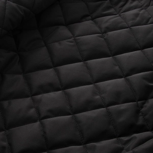Vue macro du motif matelassé noir sur le tissu d une veste aviateur décontractée