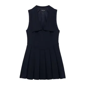 Robe plissée sans manches bleu marine avec col en V et taille marquée sur fond blanc