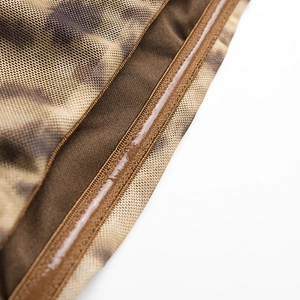 Détail de tissu mesh léopard avec bande antidérapante en silicone sur l'ourlet