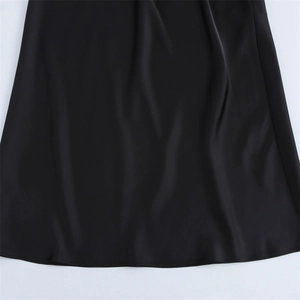 Détail du tissu en satin noir élégant avec une texture soyeuse et un ourlet fluide