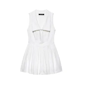Élégante robe plissée blanche sans manches avec un large col à revers et coupe moderne