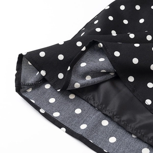 Detailansicht der Nähte eines schwarz-weißen Polka-Dot-Kleides aus Chiffon-Stoff