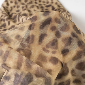 Gros plan sur un tissu en maille léopard avec texture respirante et effet transparent