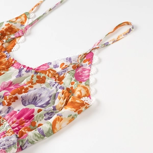 Détail d'une robe d'été fleurie avec bretelles réglables et bordure en dentelle