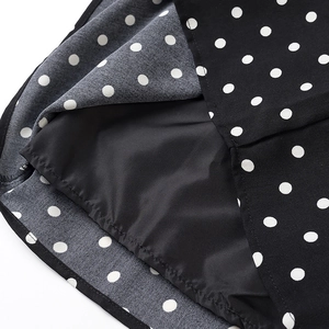 Detailaufnahme des Polka-Dot-Stoffs mit glattem Innenfutter und verdecktem Reißverschluss