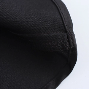 Gros plan détaillé des coutures soignées et du tissu sergé sur une robe noire à col en V