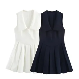 Robe plissée sans manches minimaliste avec grand col à revers en blanc et bleu marine