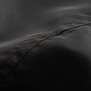 Détail macro du tissu synthétique noir avec armure sergé et doubles coutures résistantes