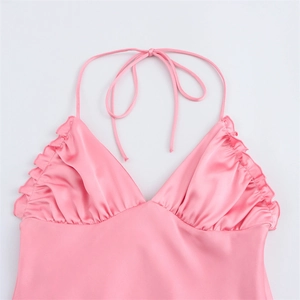 Haut licou élégant en satin rose pâle avec décolleté en V profond et volants