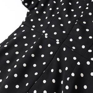 Makroansicht von hochwertigem Polka-Dot-Stoff mit Taillennaht-Detail für Damenkleid