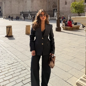 Tailleur blazer cintré gris foncé élégant avec pantalon large à taille haute femme