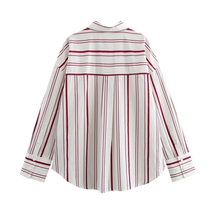 Vista posterior de camisa holgada de popelina a rayas para mujer con canesú horizontal