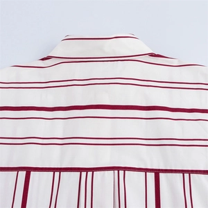 Detalle de camisa de rayas rojas y blancas mostrando el cuello y la costura trasera mixta