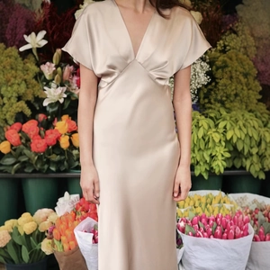 Robe longue élégante en satin de soie champagne avec col en V et manches papillon fluides