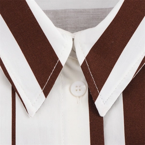 Vista detallada del cuello de camisa a rayas en popelina con botón blanco y costuras