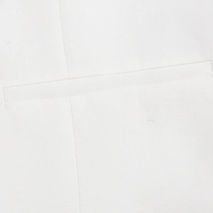Detailansicht der Westentasche mit hochwertiger Textur und präzisen Nähten in Weiß