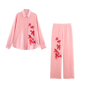 Vue détaillée de l'ensemble chemise et pantalon en satin rose avec imprimé floral artistique