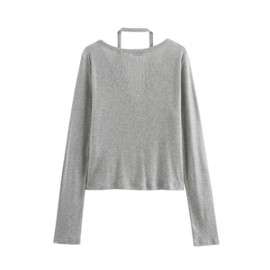 Maglia grigia a maniche lunghe in maglia a costine con scollo a V e design halter cut-out